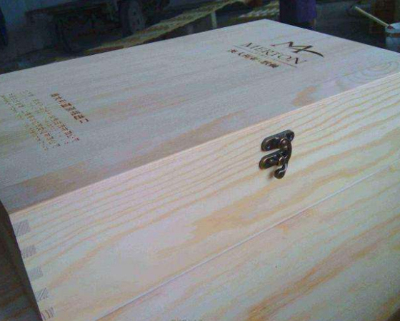 紅酒酒盒激光打標機大氣美觀